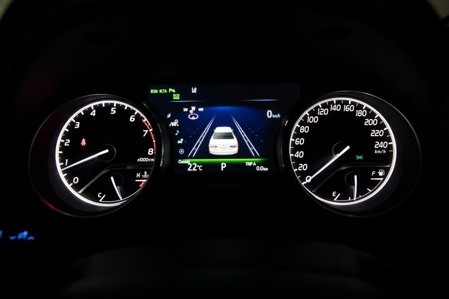 Панель приборов Toyota Camry SL 2017 года  (AU) (фото 6 из 8)